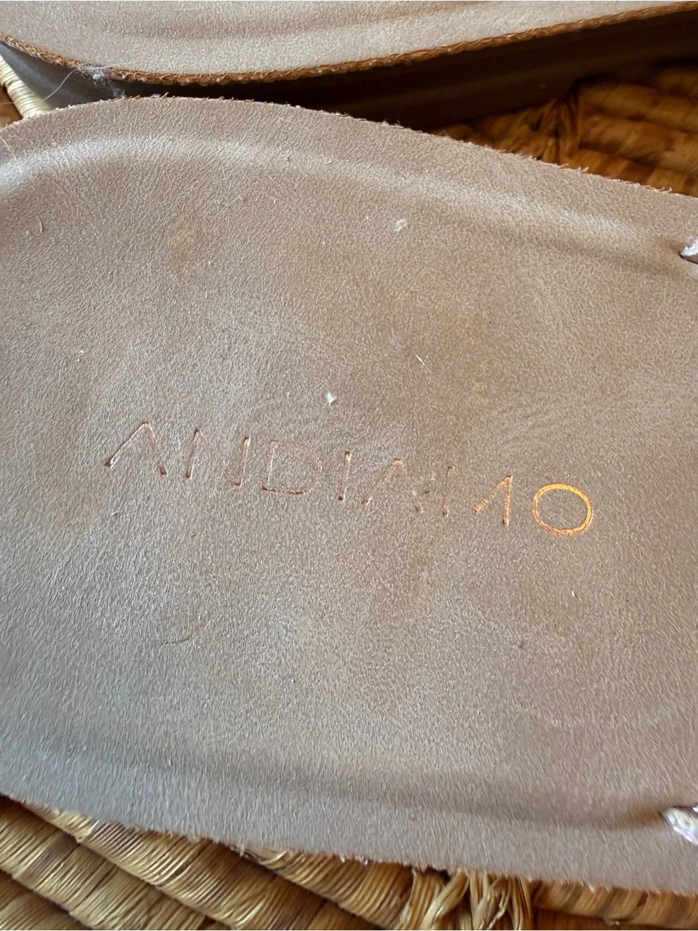 New Andiamo Womens Metallic Rose Gold Flip Flop Sandals